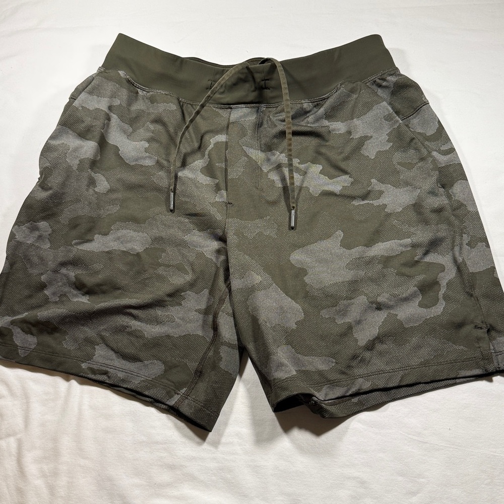 lululemon athletica Men's Green Camouflage Athletic Shorts - Picture 3 of 7